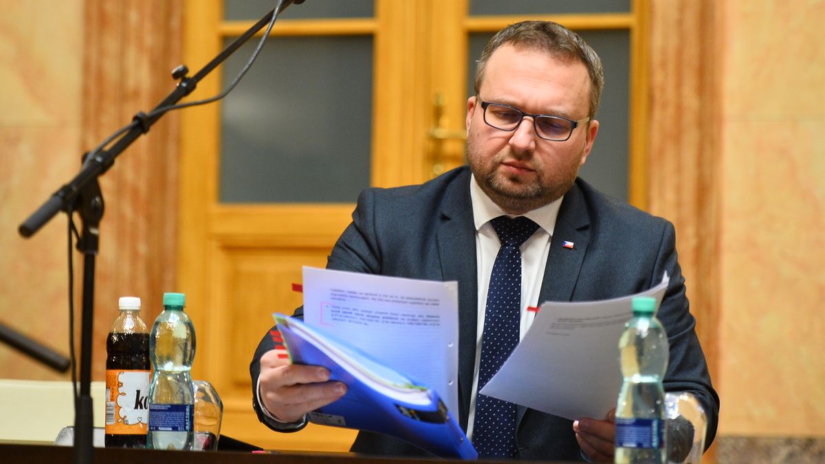 Má se hlasovat, ne kvůli obstrukcím odkládat rozhodnutí, vmetl opozici Jurečka